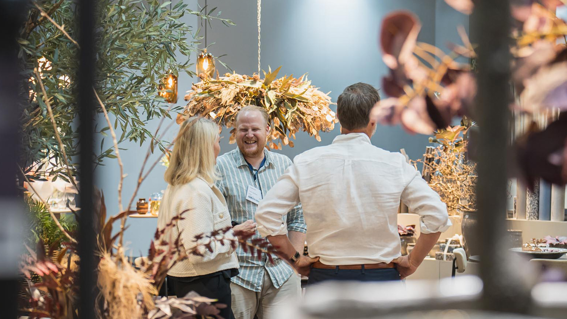 Utställare och besökare på Möbelmässan