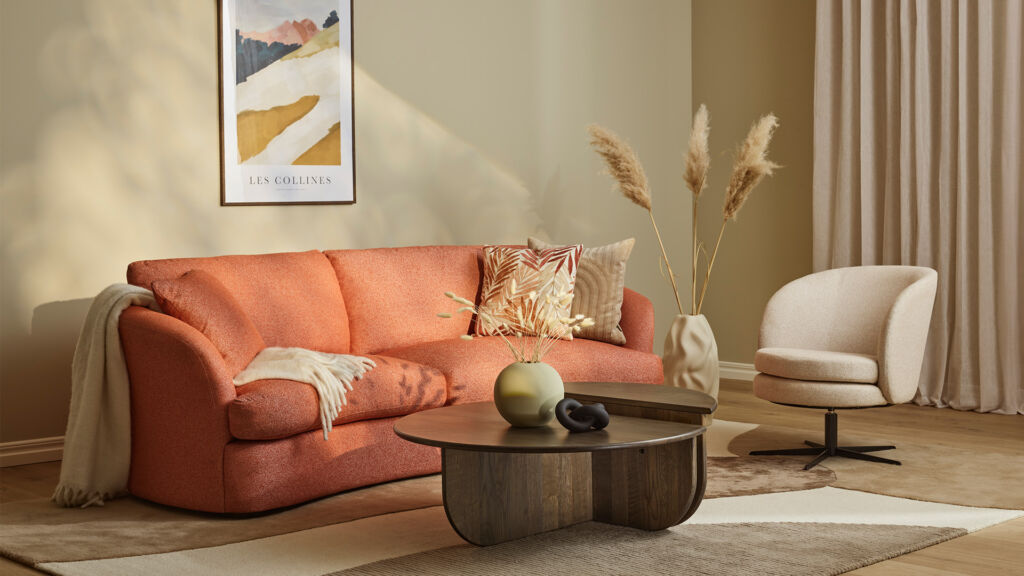 Bröderna Anderssons nya rundade soffa Amy i orange färg visas upp på Möbelmässan.